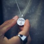colgante plata hombre