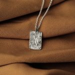 colgante plata hombre