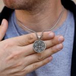 colgante plata hombre
